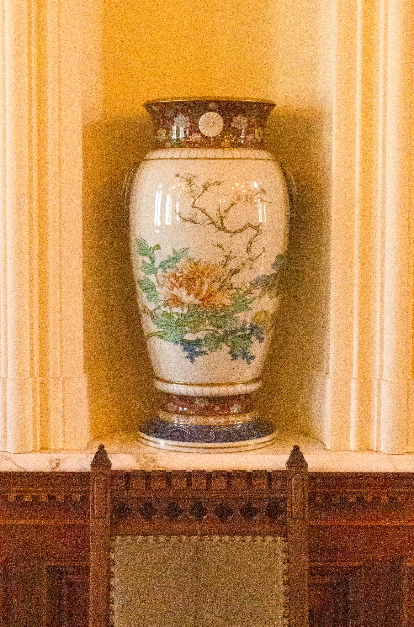 Alcove with vase at ‘Iolani Palace