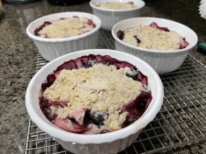 apple berry crisp for two